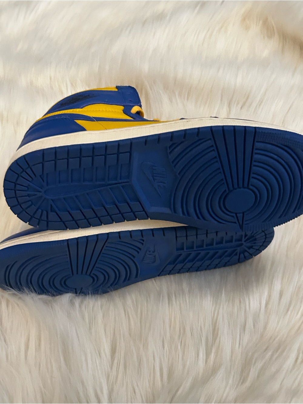 Nike Men’s High-Top Sneakers in Yellow and Blue - Picture 7 of 9